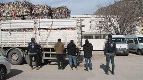 Amasya'da çöp taşıyan tırın dorsesinde 3 düzensiz göçmen yakalandı - Son Dakika Haberleri